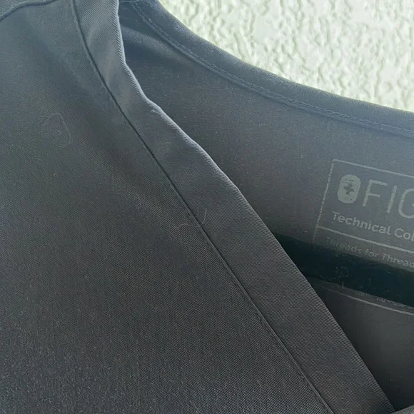 Fig small scrub top small bleach stain - Picture 3 of 3